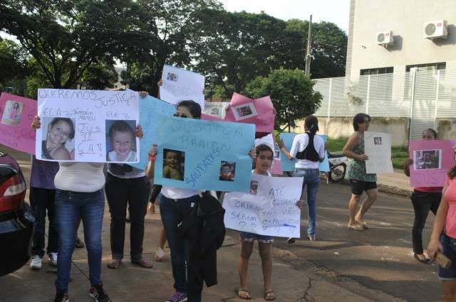 Manifestantes pedem a pris&atilde;o de m&atilde;e de beb&ecirc; morto por padrasto