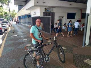 Juliano almoçou e encarou uma hora e meia de bicicleta para votar no Colégio Dom Bosco. (Foto: Adriano Fernandes)