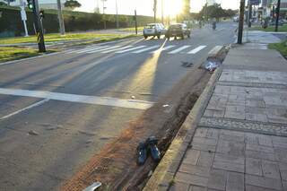 No local do acidente ficaram os sapatos de Davi e manchas de sangue. (Foto: Luciana Brazil)