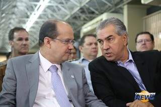 Secretário de segurança, Barbosinha (à esquerda) e o governador Reinaldo Azambuja (Foto: Arquivo)
