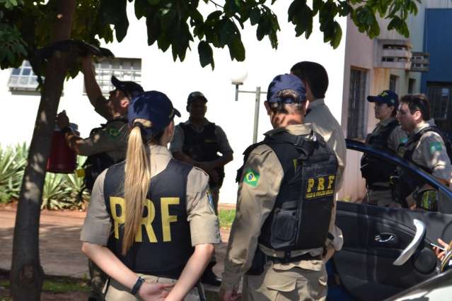 Opera&ccedil;&atilde;o da PRF em sa&iacute;da de festa prende onze motoristas b&ecirc;bados