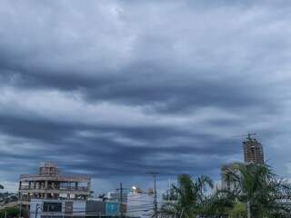 Amanheceu nublado em Campo Grande e previsão é de chuva em áreas isoladas no decorrer do dia (Foto: Henrique Kawaminami) 