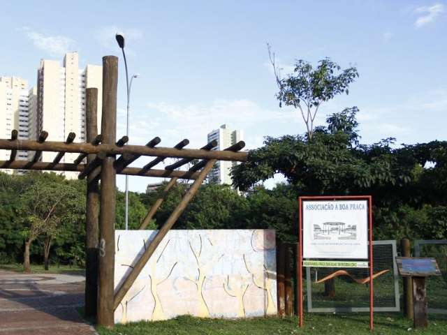Mulher luta com morador de rua ap&oacute;s ataque em pra&ccedil;a na Afonso Pena 