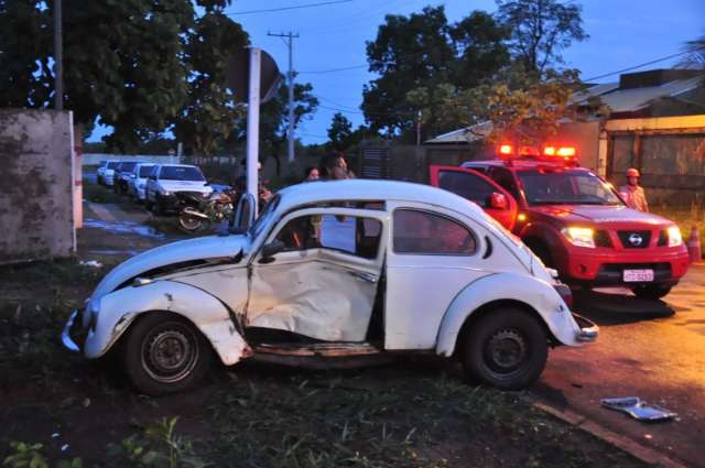 Falta de CNH e velocidade causam acidente perto da UCDB; 3 v&atilde;o para o hospital