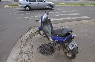 Motocicleta ficou a parte traseira destruída. (Foto: Marcelo Calazans)