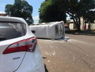 Antes de tombar, a Kimbi colidiu em dois carros estacionados (Foto: Danielle Matos) 