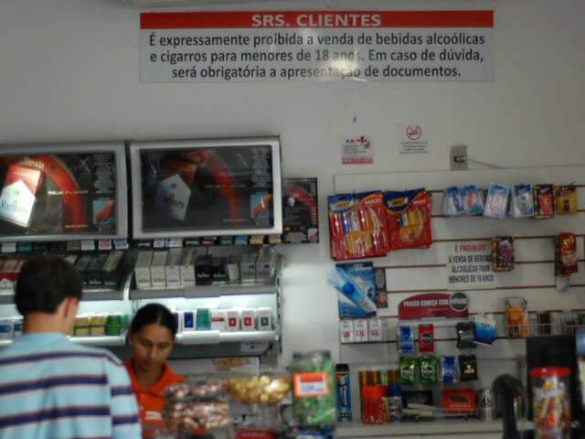  Venda de &aacute;lcool a menores, que agora pode gerar multa, &eacute; rotina nas ruas 