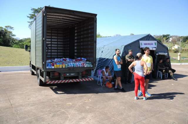 Com 2 mil pessoas, corrida arrecada meia tonelada de alimentos