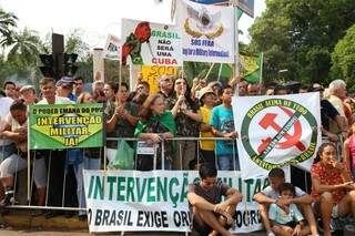 Manifestantes argumentam que regime militar não foi ditadura (Foto: Fernando Antunes)