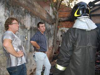O proprietário do imóvel vê o estrago causado pelo incêndio. (Foto: Paula Maciulevicius)