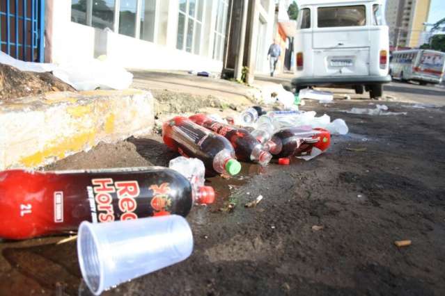 Solurb inicia limpeza e palco &eacute; retirado da avenida &quot;tomada&quot; pelo lixo