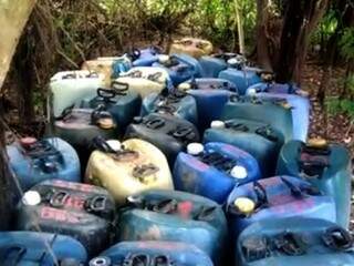 Galões encontrados no meio da mata. (Foto: Diário Corumbaense) 