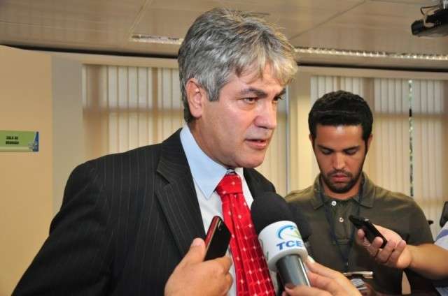 L&iacute;der de Bernal diz que solu&ccedil;&atilde;o &eacute; pagar d&iacute;vida e refazer contrato de aluguel