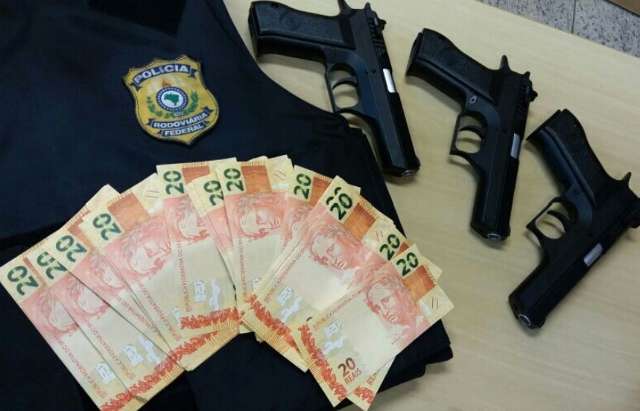  Homem &eacute; preso com notas falsas e tr&ecirc;s armas de brinquedo 