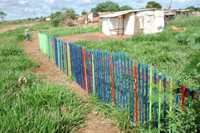 Pedreiro sonha em ter casa redonda e come&ccedil;ou pela cerca, feita de 300 vassouras 