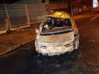 Carro completamente queimado (Foto: Direto das ruas)