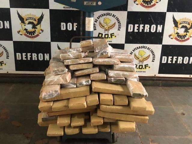 Foragida e comparsas s&atilde;o presos com 110 tabletes de maconha 