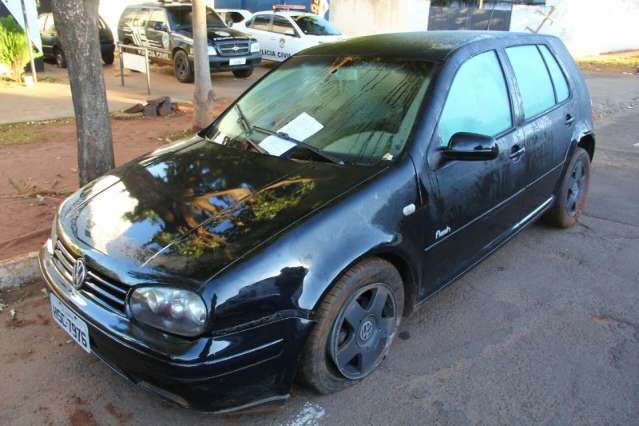 Ladr&otilde;es roubam carro na Guaicurus, colidem em rotat&oacute;ria e fogem