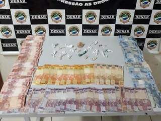 Porções de pasta base e R$ 749 em notas trocadas foram apreendidas com os suspeitos (Foto: Divulgação)
