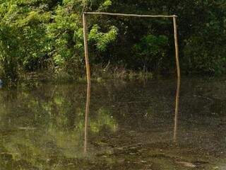 Campo de futebol tomado pela água durante cheia na comunidade da Barra do São Lourenço. (Foto: Iasmim Amiden/ Ecoa)