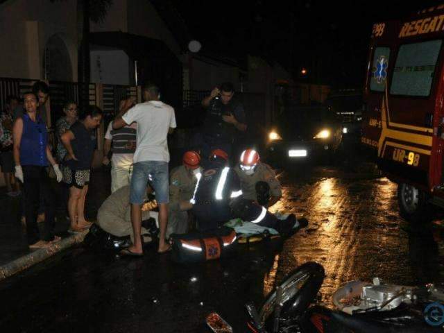 Motociclista tem perna dilacerada depois de se chocar contra ca&ccedil;amba