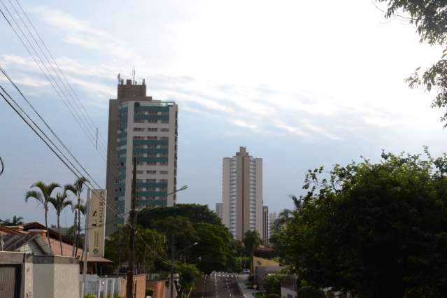 Semana come&ccedil;a com sol e calor