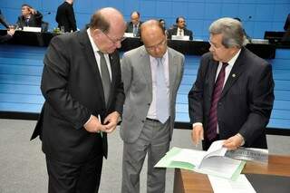 Deputados Enelvo Felini (PSDB), José Carlos Barbosa (DEM) e Onevan de Matos (PSDB), durante sessão (Foto: Luciana Nassar/ALMS)