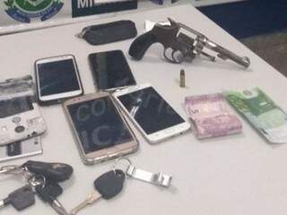 Arma e telefones celulares foram encontrados dentro de veículo. (Foto: Diário Corumbaense)