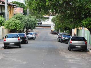 A via é de mão dupla, porém alguns carros são estacionados na contramão. (Foto: Rodrigo Pazinato)