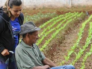 Morador do asilo, senhor Pedro, conta que ficou feliz com a horta e que a atitude foi boa. (Foto: Alcides Neto)
