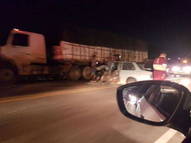 Ve&iacute;culo fica destru&iacute;do ao bater em carreta no Anel Vi&aacute;rio da Capital