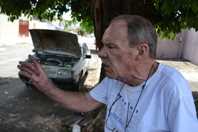 Aposentado vira &quot;her&oacute;i&quot; ao controlar fogo em autom&oacute;vel por duas vezes