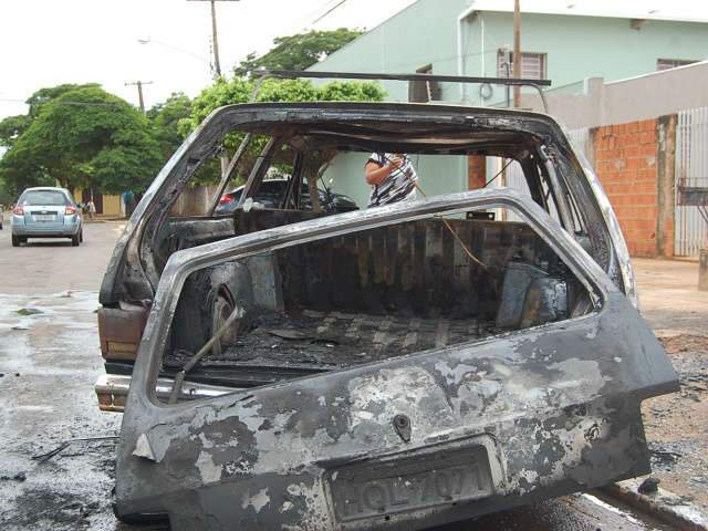  Carro pega fogo e assusta moradores no bairro Taveir&oacute;polis 