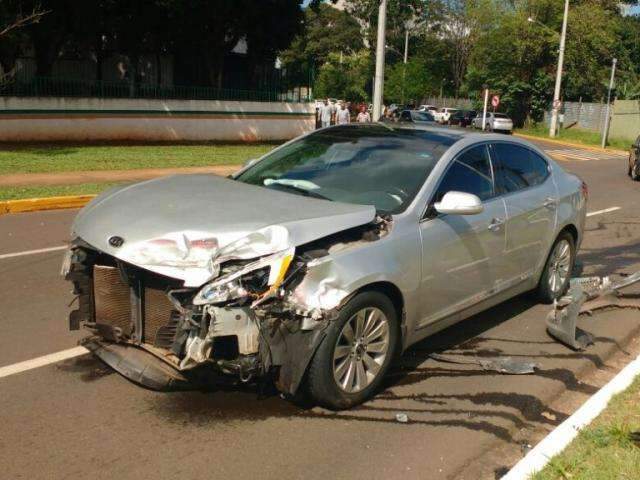 Ambul&acirc;ncia que levava idoso com aneurisma capota em cruzamento