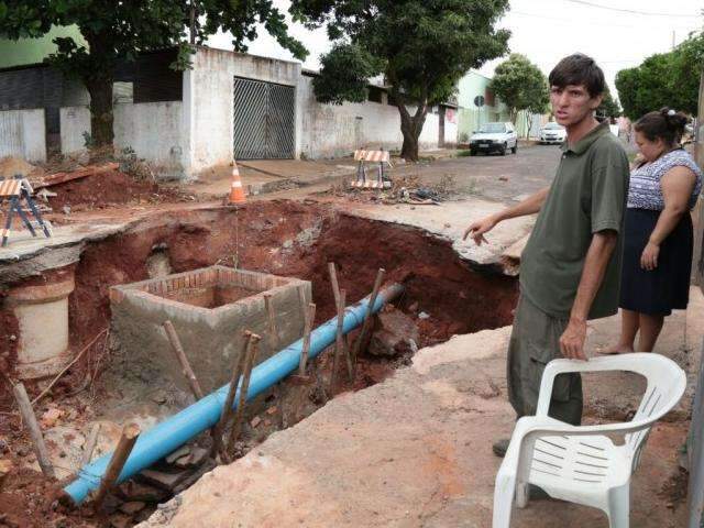 Cratera ainda gera transtornos, mas obras s&oacute; terminam na segunda 