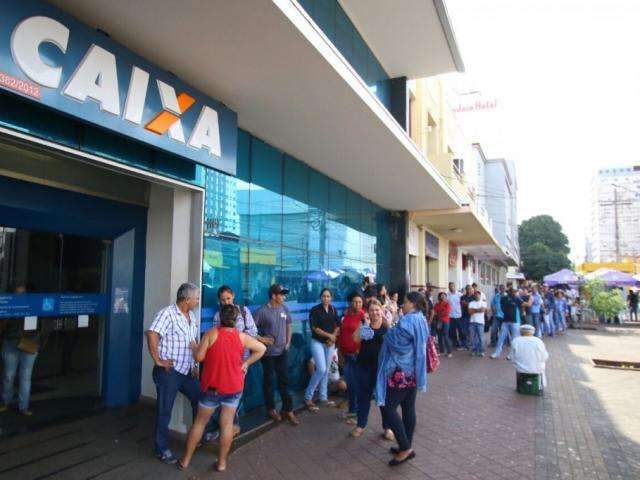 Trabalhadores j&aacute; sacaram mais de R$ 16 bilh&otilde;es de contas inativas do FGTS