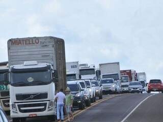 Congestionamento na BR-163 chega a dois quilômetros na manhã desta quarta-feira (18). (Foto: Alcides Neto)