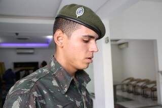 Roger, amigo de Luciano, disse que o sonho do soldado era ser aceito no exército (Foto: Marcos Ermínio)