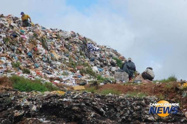 Catadores barram caminh&otilde;es e prefeitura quer mais prazo para fechar lix&atilde;o