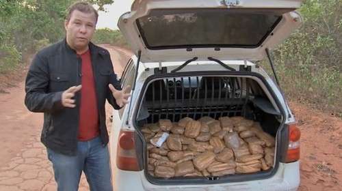 Jornalista preso transportando coca&iacute;na falsa durante reportagem &eacute; demitido