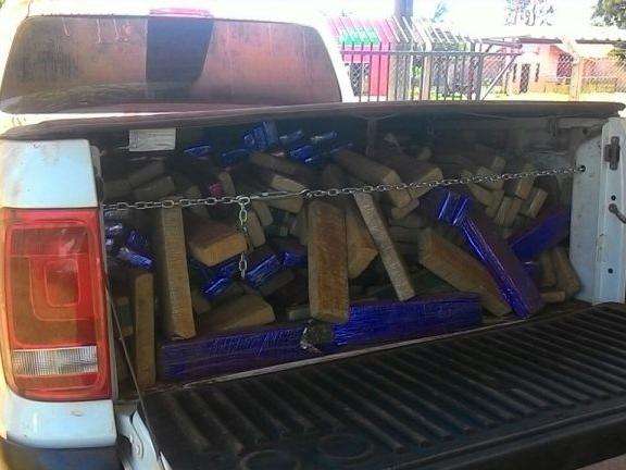 Homem abandona camionete com mais de meia tonelada de maconha 