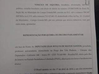 Documento foi protocolado em Brasília e pede cassação de Wyllys (Foto: Reprodução/Facebook)