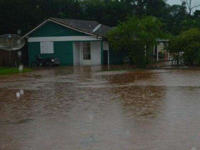 Forte chuva desmorona rua, c&oacute;rrego transborda e causa alagamentos