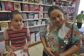 Rosilene diz que a filha faz questão de escolher o material, mas na hora da compra ela tenta escolher o mais barato. (Foto: Marcelo Calazans) 