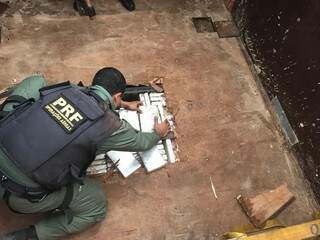 Droga estava em fundo falso da carreta (Foto: Divulgação/PRF)