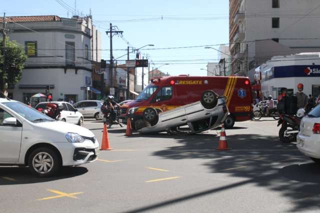 Ve&iacute;culo capota na Afonso Pena e tumultua tr&acirc;nsito no Centro