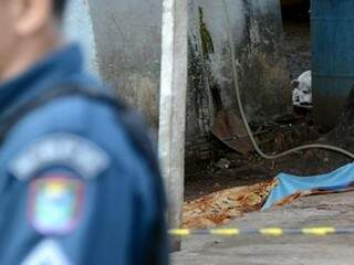 Corpo da vítima foi encontrado no chão; Adriano teria agredido à irmã e mulher. (Foto: Anderson Gallo/Diário Corumbaense)