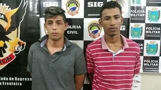 Elias Martins Junior e Geovane da Fonseca (de rosa) foram presos e confessaram participação em assalto (Foto: Sidney Bronka/94 FM)