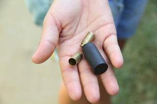 Moradores mostraram algumas munições que, segundo eles, foram recolhidas ontem. (Foto: Marcos Ermínio)