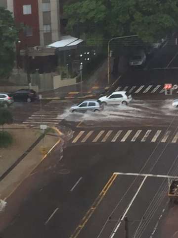 V&eacute;spera de Natal come&ccedil;a com chuva forte em bairros da Capital